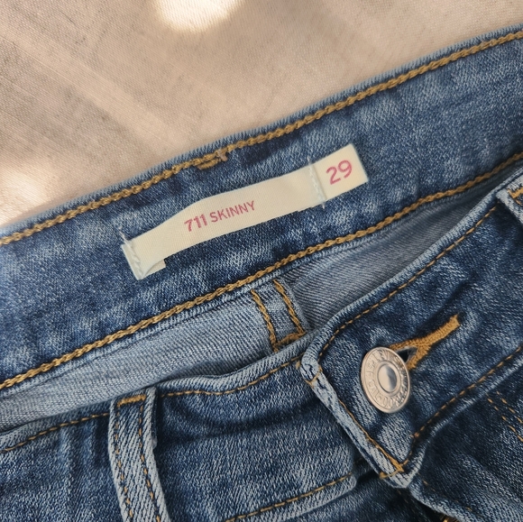 Levi's 711 Skinny Jeans with medium blue wash - Picture 3 of 5